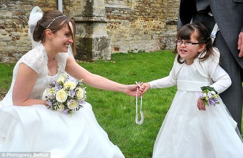 Menina de 4 anos com paralisia cerebral é dama de honra em casamento