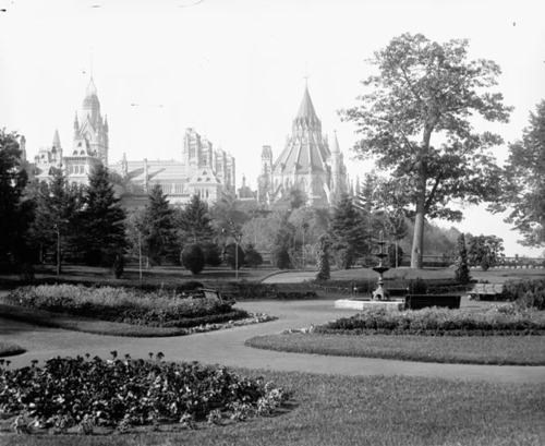  Parliament Buildings from Major’s Hill Park, Mikan # 3319517, Library and Archives Canada