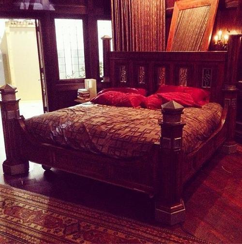 Dizinin başından beri şu yatağın başlıklarına ağzım açık bakıyorum. / Damon’ın yatağı.