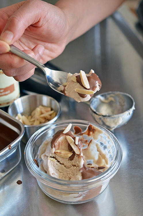 Kelly Brozyna’s Dairy-Free Vanilla Ice Cream + Ganache by Michelle Tam http://nomnompaleo.com