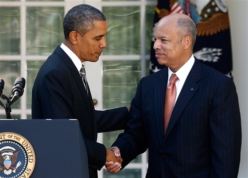 Jeh Johnson shaking hands with President Obama