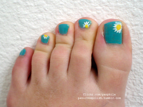 Spring Daisy Toes. Did these back in April. Spring daisy toes/toenail art