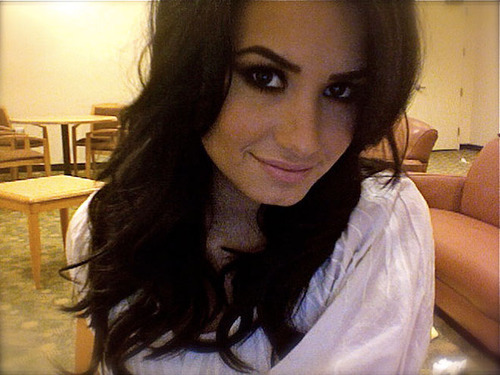 I wish I had Demi Lovato eyebrows they are so pretty and so well shaped
