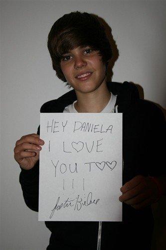  um pôster que dizia “I Love You Too Daniela” (Eu também te amo Daniela).