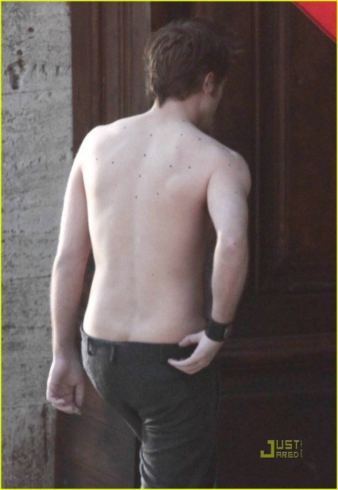 robert pattinson shirtless. Robert Pattinson Shirtless