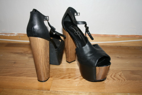 JESSICA SIMPSON DANY. LOVE U!!! Im 6.2 in these shoes. CRAZY FB