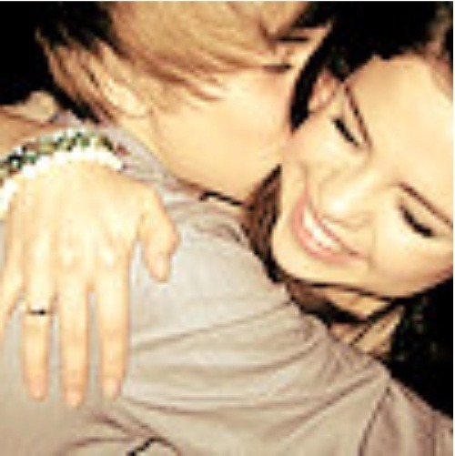 Justin Bieber and Selena Gomez - Kissing Pictures. Edit or Real?