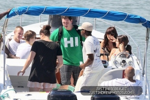 justin bieber selena gomez boat pics. Justin Bieber amp; Selena Gomez