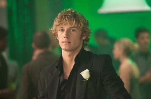 There is an Alex Pettyfer look-a-like at my uni. Feb 28th at 1AM / 24 notes