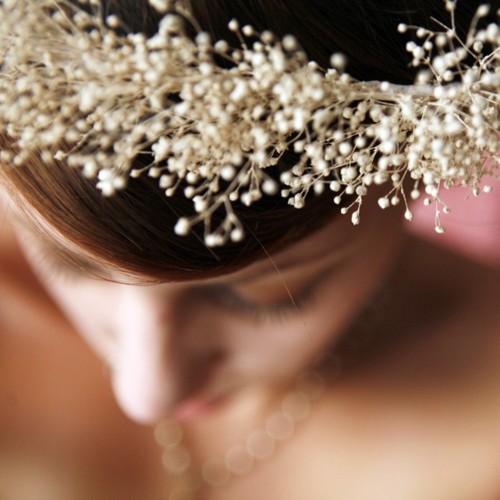 Seriously crushing on the earthy bohochic bridal headbands from the 