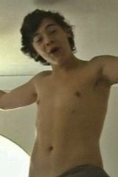 Reblog if you think Harry Styles is frickin' sexy even if he doesn't have