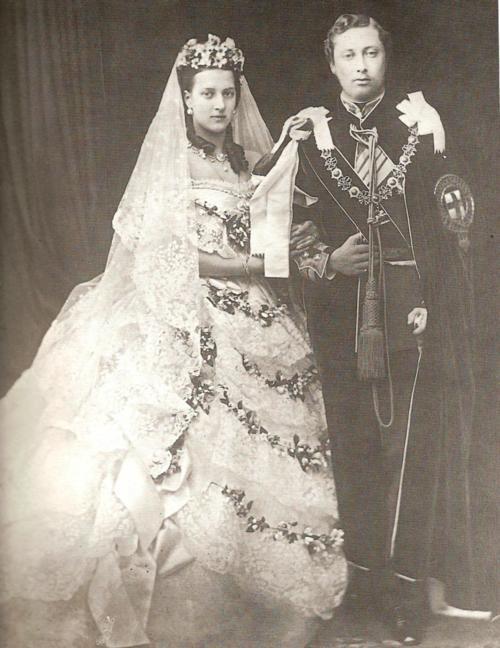  PICTURE OF QUEEN VICTORIA'S WEDDING DRESS THIS IS HER ACTUAL DRESS