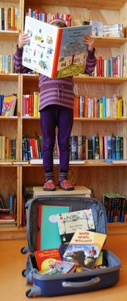 Berliner Büchertisch: Spende von Lesekoffern an Schulklassen und soziale Einrichtungen