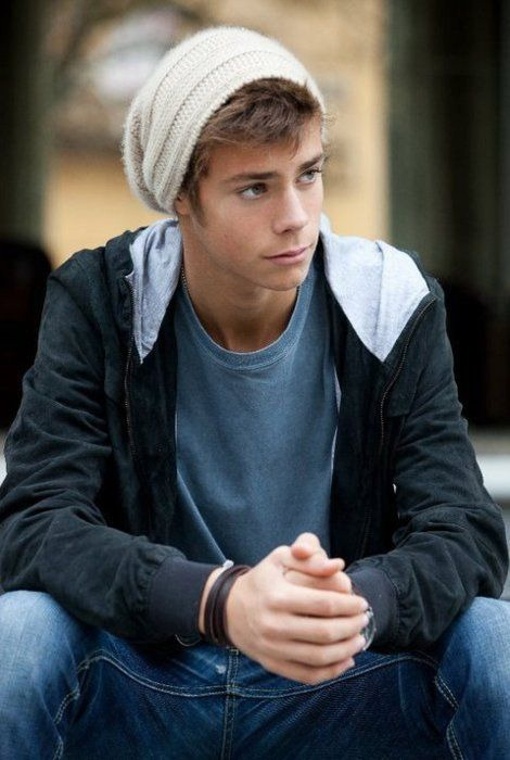This guy is NOT Jeremy Sumpter Take a close freakn look Not Jeremy