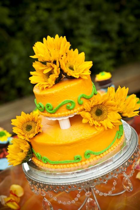 Sunflowers are the top pick when you want your cake to have a touch of 