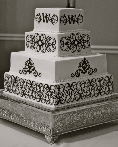 I really love the elegance of the damask wedding cake and am always thrilled