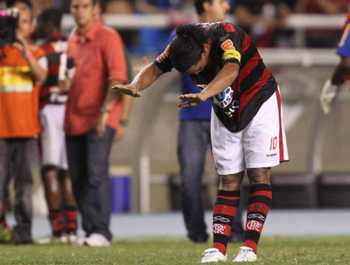 Ronaldinho taking a bow towards fans in Flamengo