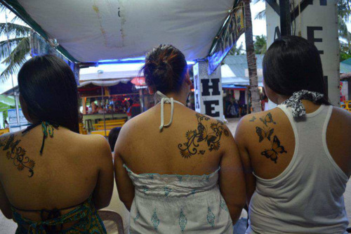 look at our tattoos It is so cute pero bakit ganon pag mga henna tattoo
