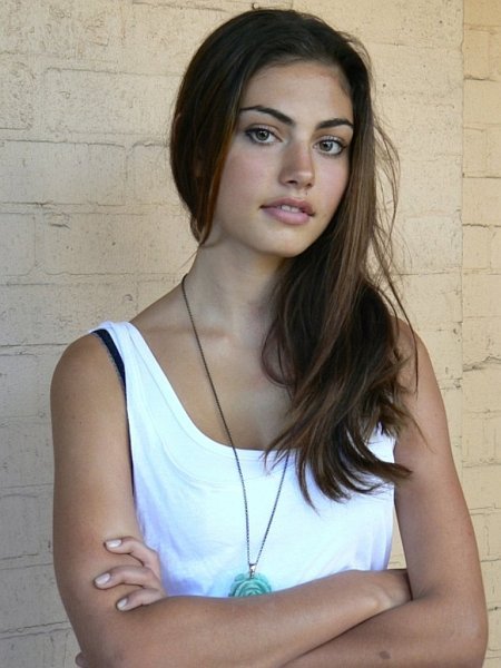 Phoebe Tonkin like the Evil Queen this Australian actress portrays the 