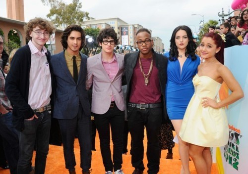 The cast of'Victorious' takes home one of Nickelodeon's Blimp awards last