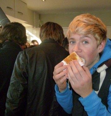 I have an obsession with Niall's eating.... I think that the way he eats is