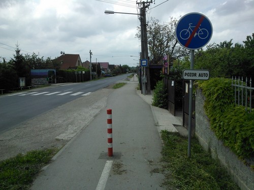 Príklad použitia značky Koniec cestičky pre cyklistov v Bernolákove.