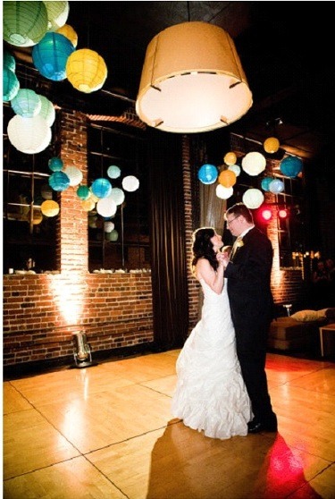 décoration mariage, pompon lampion plafond