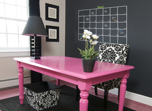 E essa mesa rosa + parede lousa?