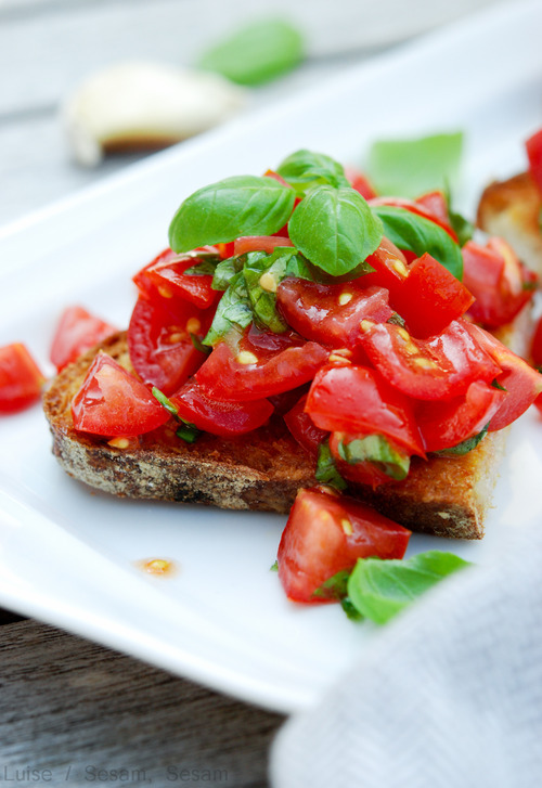 Bruschetta med tomat, og hvidløg — Sesam, Sesam