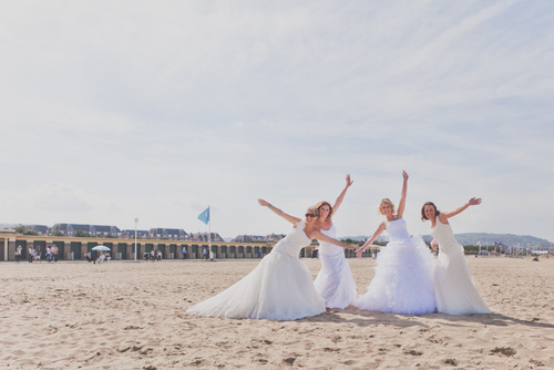 Bridal Session entre copines, trash the dress champs, plage