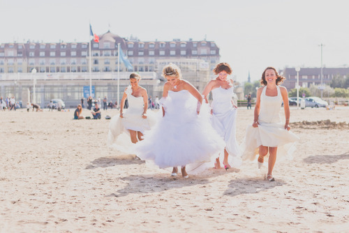 Bridal Session entre copines, trash the dress champs, plage
