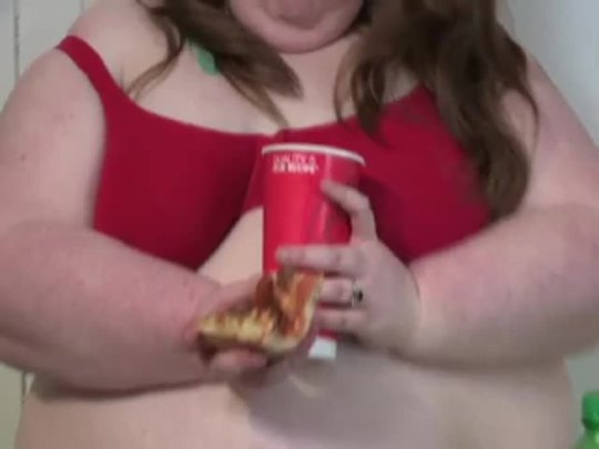 Irvingsbbws:  Sellyoulite:  Such A Turn-On, To Watch Her Eat !  Eat Up, Cutie! 